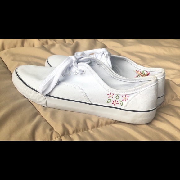 a new day Shoes - Embroidered White Canvas Shoes (Size 8)